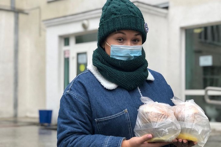 Волонтеры Ангарска доставляют горячие обеды для медиков скорой помощи