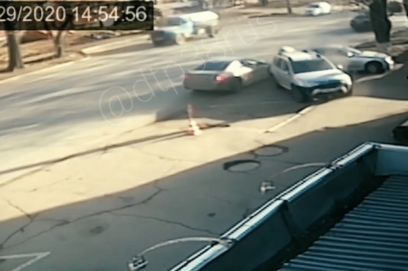 Водитель Mercedes-Benz вытолкнул на обочину иномарку в Иркутске
