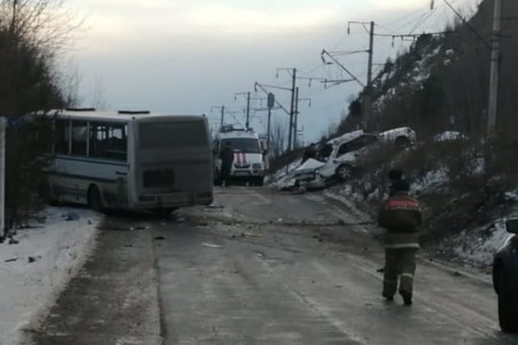 Бабушка с пятимесячной внучкой погибли при столкновении Toyota с автобусом под Северобайкальском