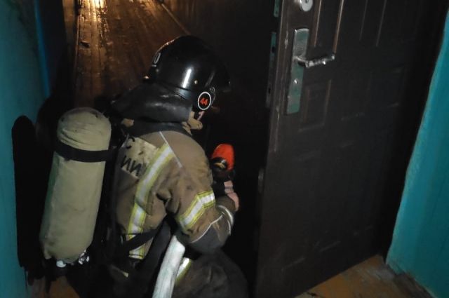 Пожарные спасли женщину из горящей квартиры в Усть-Илимске