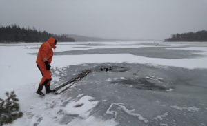 69-летний рыбак провалился под лед и утонул на реке Чёрной