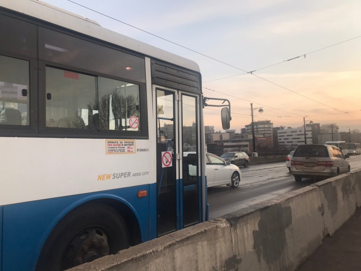 Автобус №80 "догнал" Nissan на Глазковском мосту в Иркутске