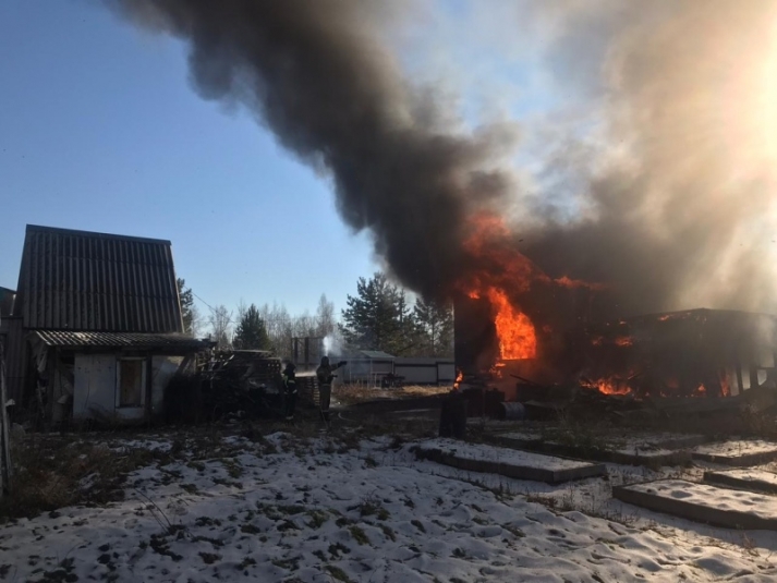 Дом, гараж и две машины сгорели при пожаре в садоводстве под Иркутском