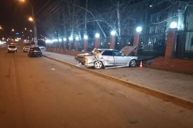 В Иркутске две иномарки врезались в ограждение возле института МВД