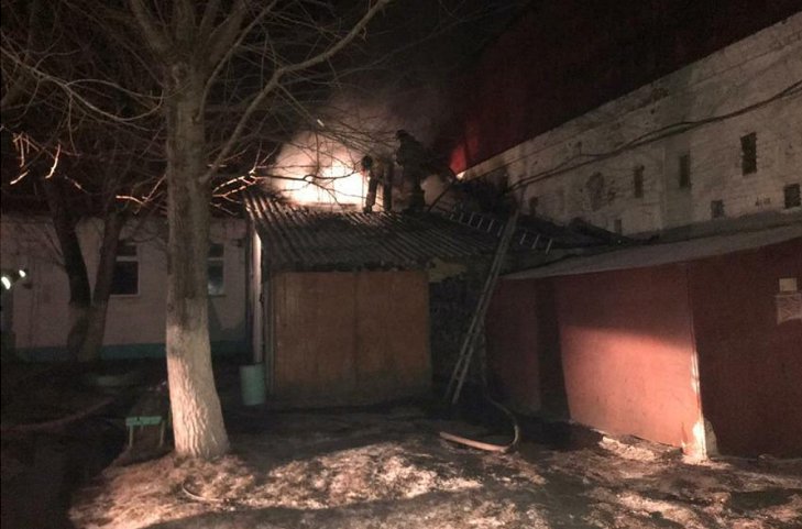 Здание бассейна в Усолье-Сибирском загорелось ночью 17 ноября