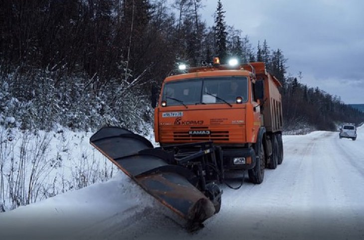 Из-за сильного снегопада в Усть-Кутском районе дорожники работают в круглосуточном режиме