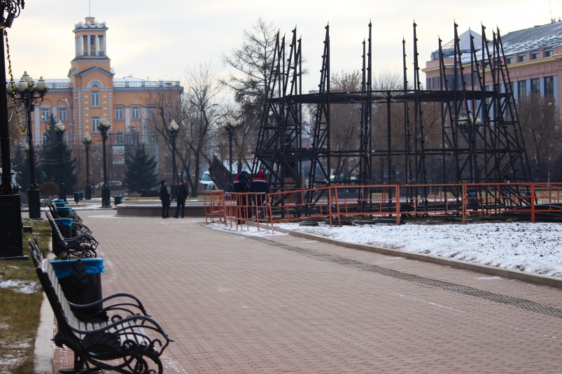 Главную елку города устанавливают в центре сквера имени Кирова в Иркутске