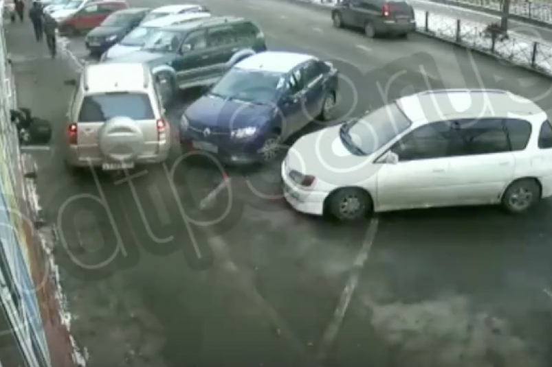 Водитель иномарки сбил пешехода на территории рынка в Иркутске