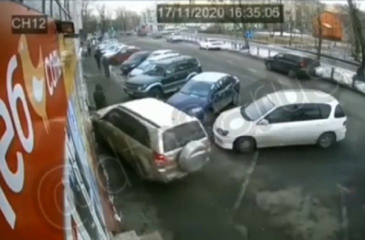 В Иркутске 70-летний водитель кроссовера перепутал педали и сбил женщину