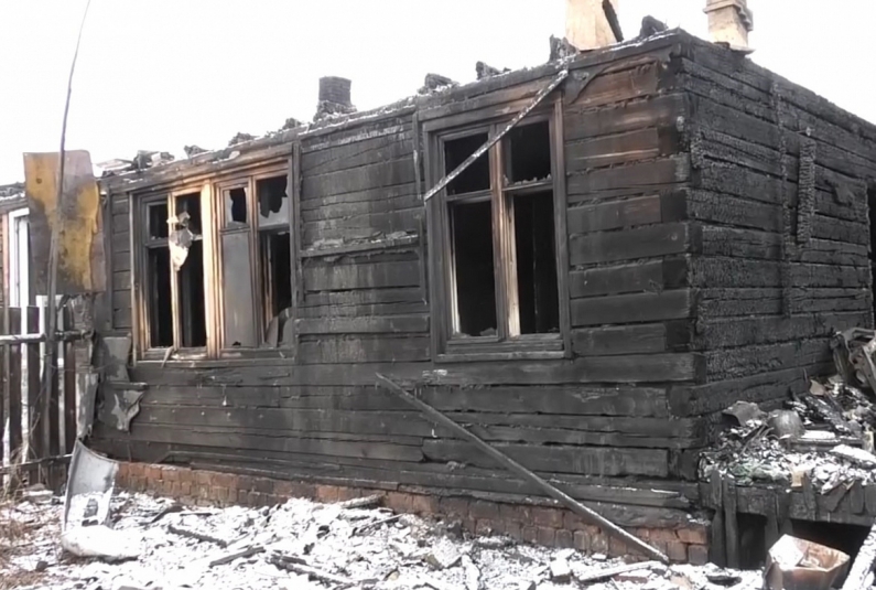Житель Шелехова не выпускал семью с тремя детьми из горящего дома
