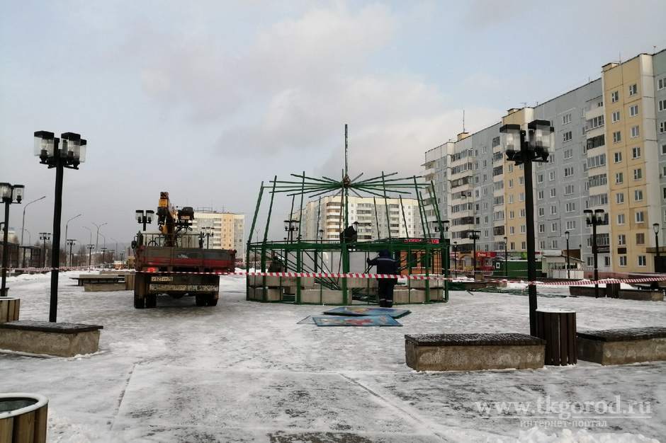 В сквере «Ангарские каскады» в Братске начали монтировать новогоднюю ёлку