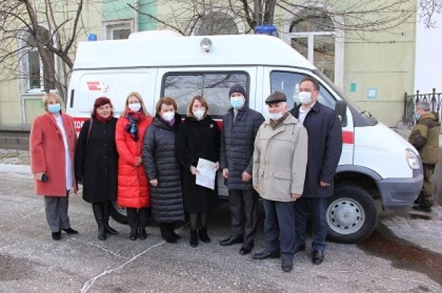 Депутат Заксобрания подарил ангарской больнице машину скорой помощи