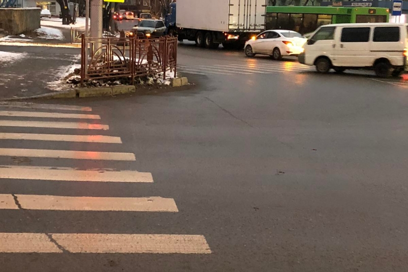 Toyota RAV4 и грузовик столкнулись на "зебре" у остановки Жуковского в Иркутске