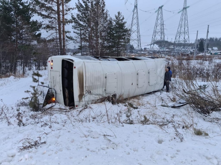 Автобус перевернулся на промышленном шоссе в Иркутской области