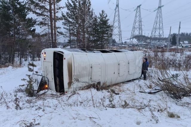 Пять человек пострадали из-за опрокидывания автобуса в Усть-Илимске