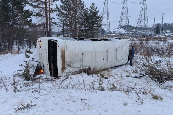 Пять пассажиров пострадали при опрокидывании автобуса в Усть-Илимске