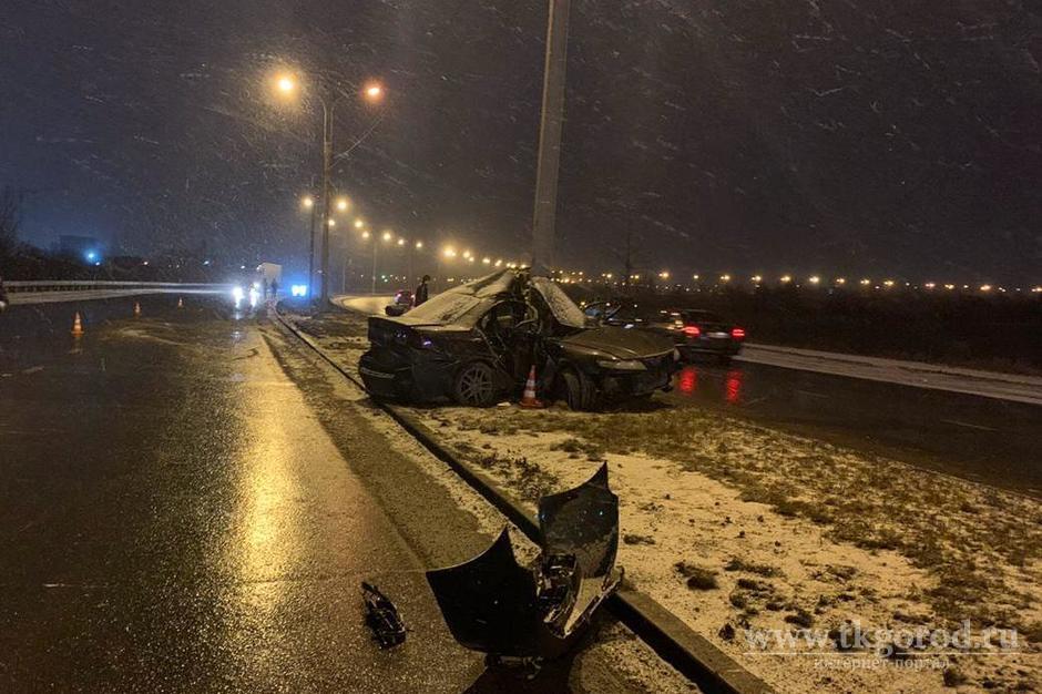 В Иркутске ночью погиб 21-летний водитель иномарки, врезавшись в световую опору