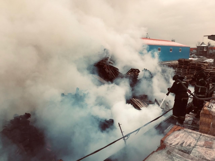 Пожар на площади 200 кв. метров произошел в промзоне на улице Трактовой в Иркутске