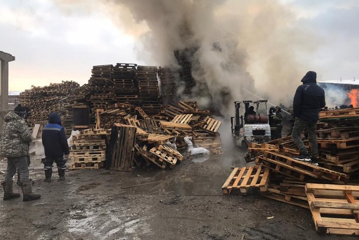 Деревянные поддоны горят на территории промзоны в Иркутске