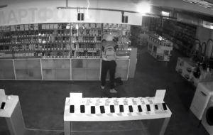 Грабитель похитил смартфоны на полтора миллиона рублей из магазина в Ангарске
