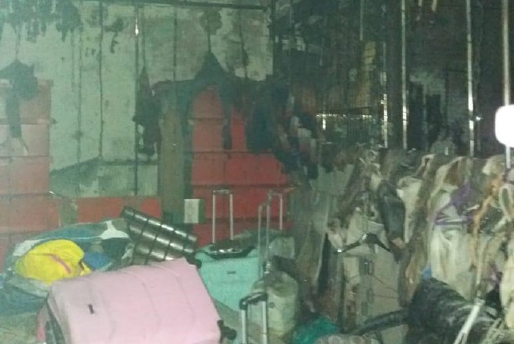 В Нижнеудинске горел павильон с одеждой в здании центрального рынка