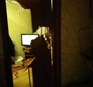 Окна и двери квартиры повредило в жилом доме в Шелехове из-за возгорания самогонного аппарата