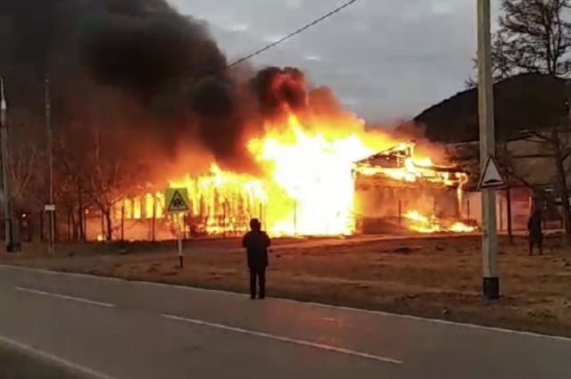 В поселке Большое Голоустное Иркутского района сгорела школа