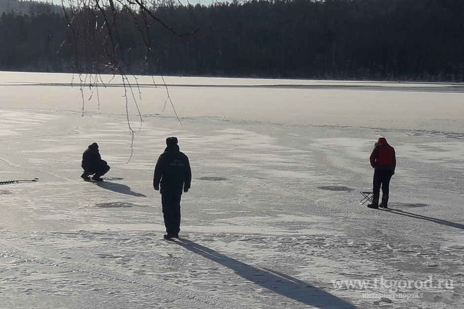 Два рыбака дрейфовали на оторвавшейся льдине по реке Лене в Киренском районе