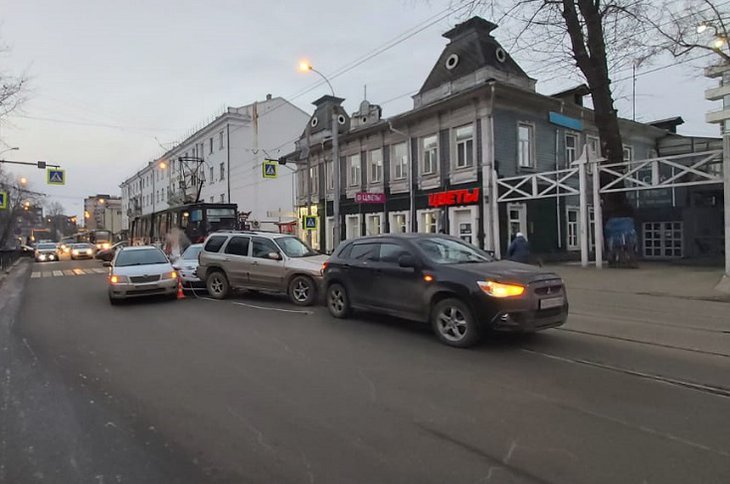 Трамвай столкнулся с тремя иномарками на Степана Разина в Иркутске