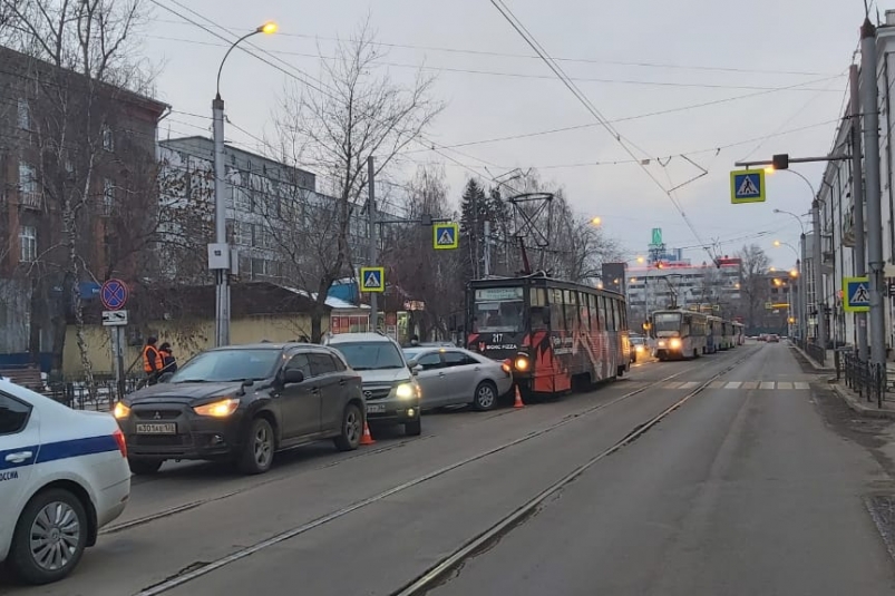 Трамвай поддел на кенгурятник  несколько автомобилей в Иркутске