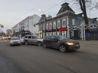 Иркутский трамвай врезался сразу в несколько автомобилей из-за поломки
