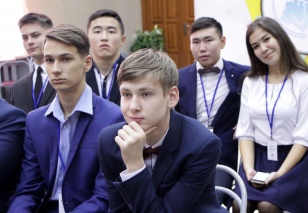 Школьники Иркутской области получат премию Губернатора за особые успехи в учебе