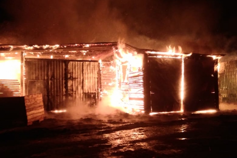 Крупный пожар произошел в здании пилорамы в Киренском районе Иркутской области