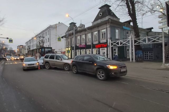 Трамвай врезался в три автомобиля на улице Степана Разина в Иркутске