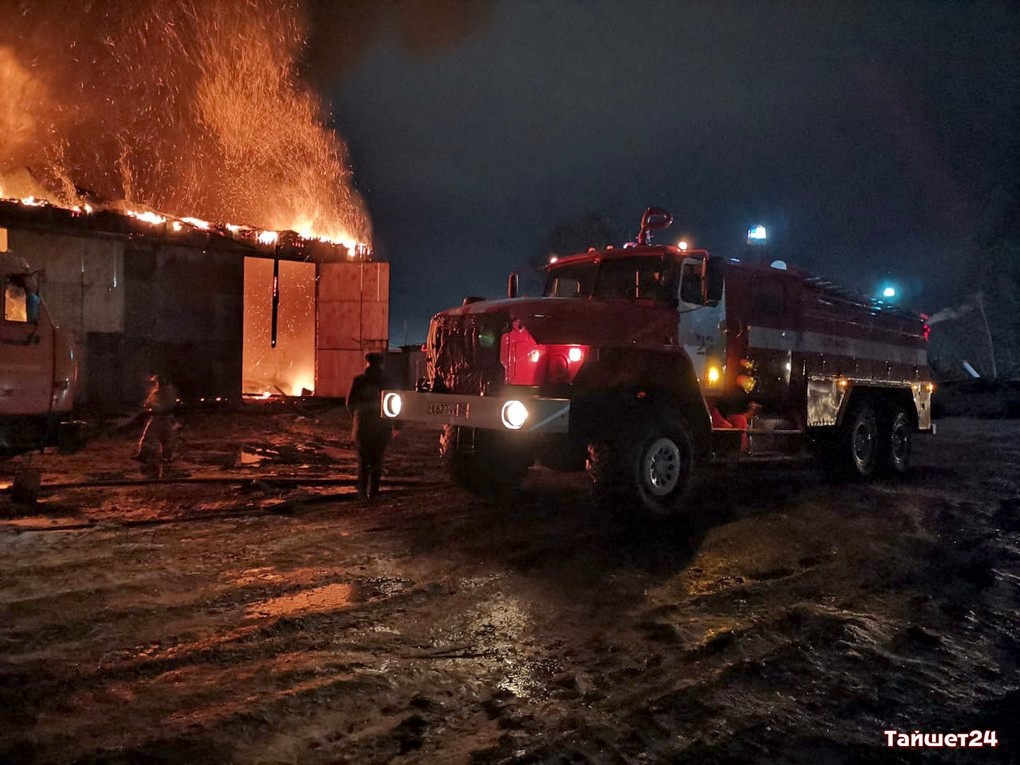 Крупный пожар в Тайшете: горели гараж и спецтехника