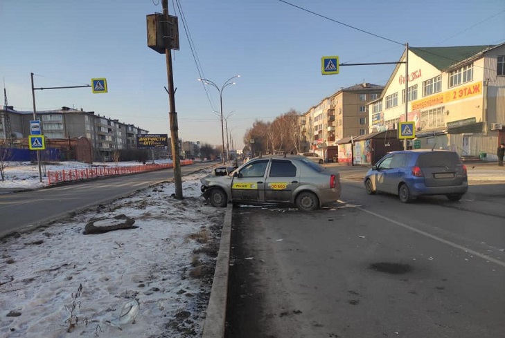 Водитель такси и 62-летняя пассажир пострадали в ДТП в Ангарске