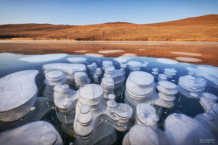 Иркутский фотограф запечатлел метановые пузыри во льду Байкала вблизи Ольхона