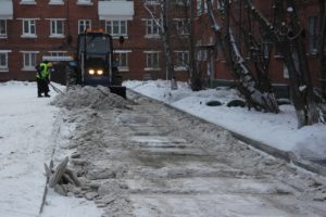 Более 50 машин задействовали на уборке дорог от снега в Иркутске