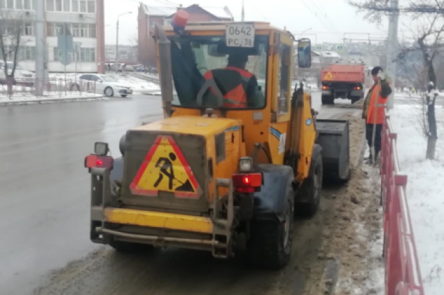 На очистку улиц Иркутска от снега вышли более 50 спецмашин