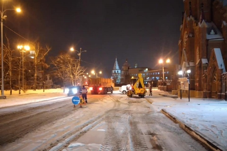 100 снегоуборочных машин выехали на расчистку улиц Иркутска