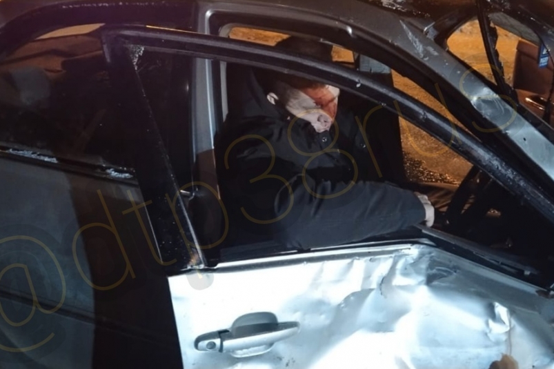 Пьяный водитель Toyota врезался в микроавтобус на улице Урожайной в Иркутске