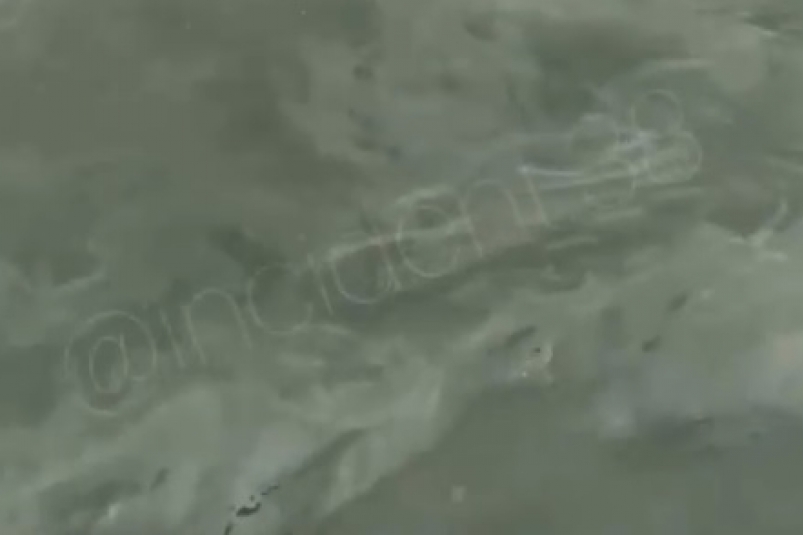 Очевидцы обнаружили масляные пятна на реке Ангаре в районе Нижней набережной в Иркутске