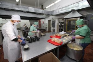 Комбинат питания Иркутска продолжит доставлять горячие обеды врачам