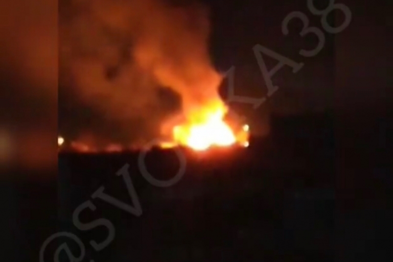 Огонь от горящего автомобиля перекинулся на дом в Максимовщине Иркутского района