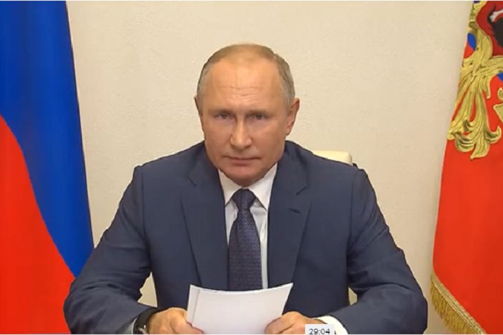 Владимир Путин поручил начать масштабную вакцинацию от COVID-19