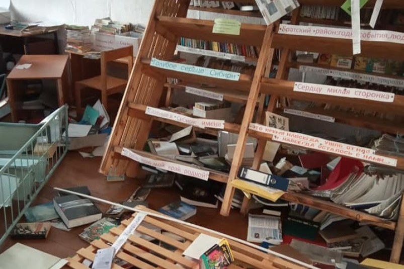 Вандалы разгромили библиотеку в поселке Сосновка Братского района Приангарья
