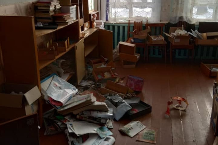 Неизвестные устроили погром в библиотеке поселка Сосновка Братского района