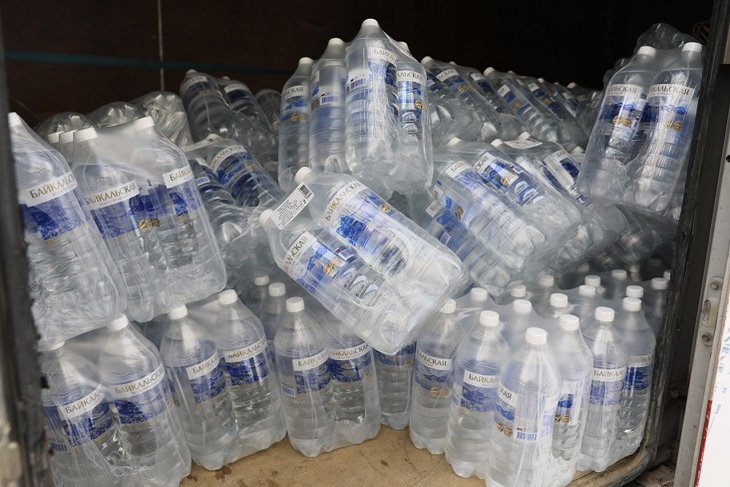 Тысячу бутылок питьевой воды передали депутаты ЗС Иркутской области в ковидный госпиталь