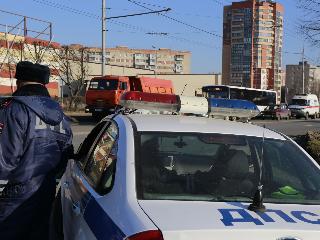 Ангарские полицейские на морозе поменяли девушке колесо