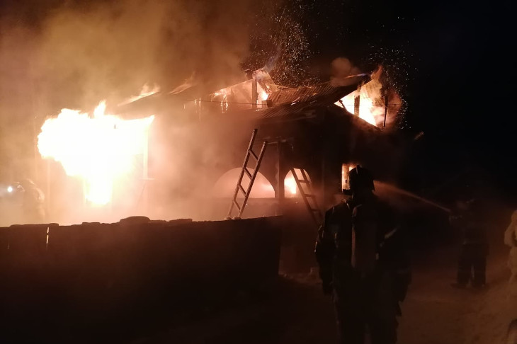 Два человека погибли при пожаре в двухквартирном доме в Усть-Илимском районе